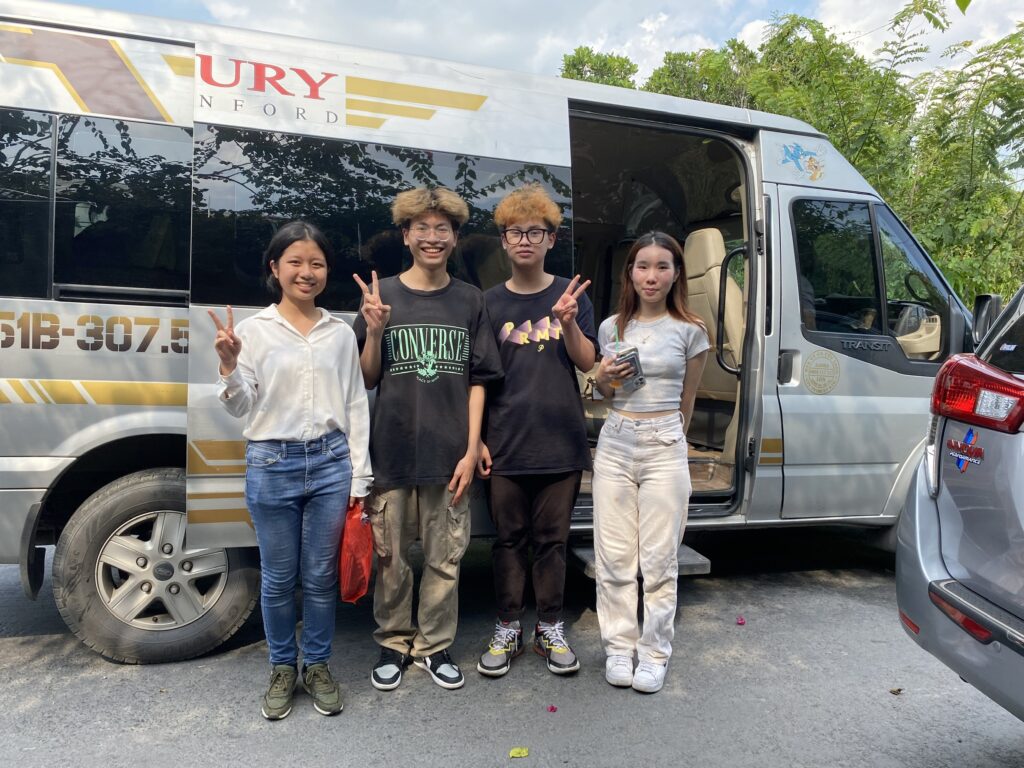 Members of Chuyen Xe Mua He